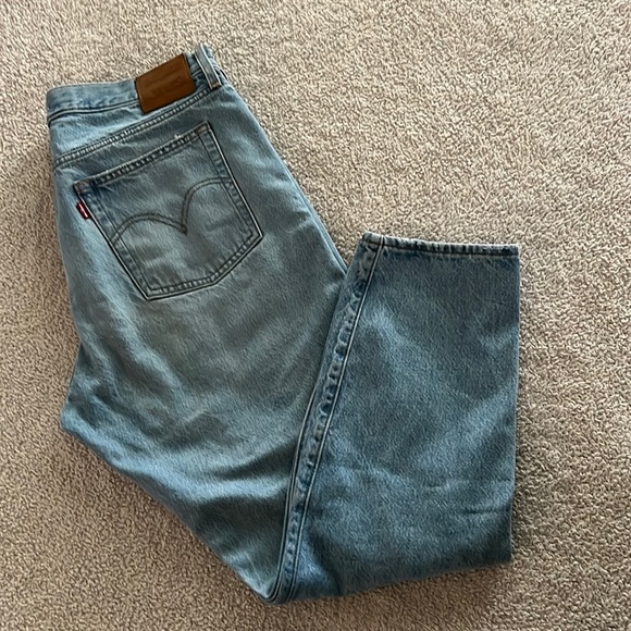 Levi’s Premium Wedgie Size 32 Distressed Light Wash Button Fly Jeans - Picture 3 of 8